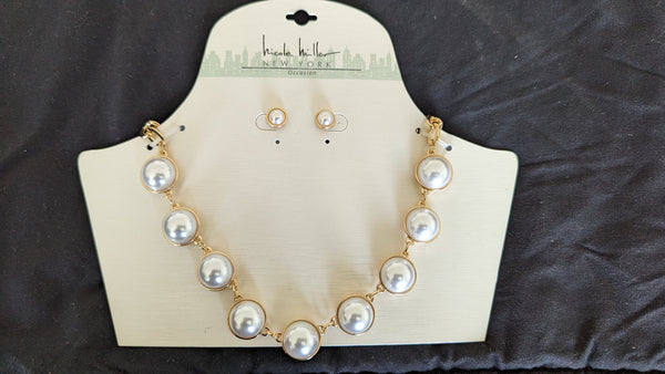 Pearl and gold costume necklace set