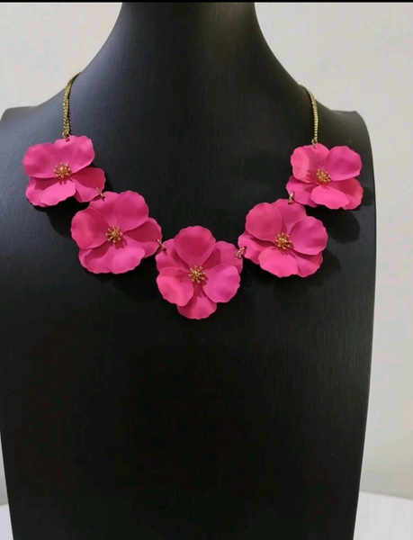 The Omla flower petal costume jewelry in hot pink 🩷